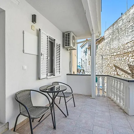 1 Bedroom In Apartment *